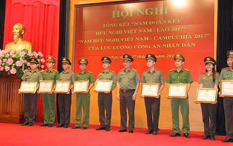 Thứ trưởng Nguyễn Văn Thành trao Bằng khen của Bộ Công an cho các tập thể, cá nhân có thành tích xuất sắc. Thứ trưởng Nguyễn Văn Thành trao Bằng khen của Bộ Công an cho các tập thể, cá nhân có thành tích xuất sắc.