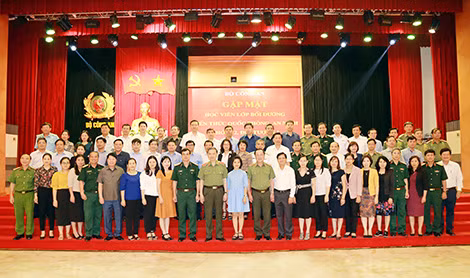 Bộ trưởng Tô Lâm và các đại biểu dự buổi gặp mặt.