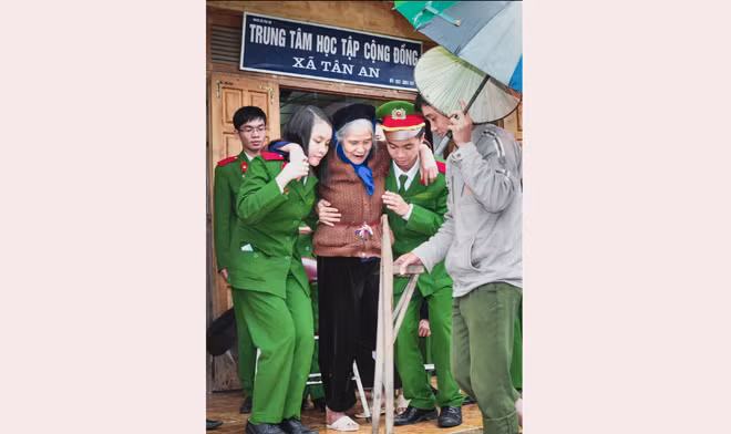 Học viên Công an có nhiều việc làm thiết thực giúp đỡ nhân dân trong những lần thực tế tại cơ sở.