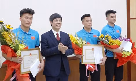 Chủ tịch UBND tỉnh Thanh Hóa trao thưởng cho 3 cầu thủ.