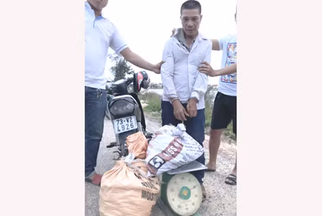 Đối tượng Lê Viết Hiền cùng tang vật là thuốc bom bị phát hiện bắt giữ.