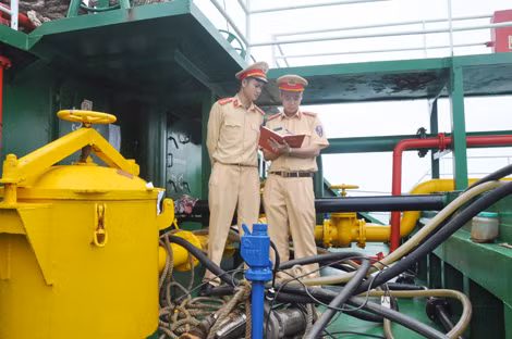 Các chiến sĩ CSGT đường thủy kiểm tra phương tiện vi phạm đường thủy.