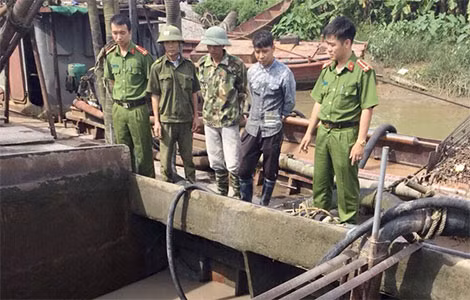Các phương tiện vi phạm bị bắt giữ.