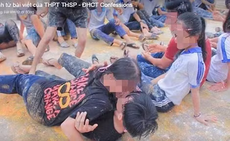 Trò chơi “chuyền thẻ bằng mặt” của Trường THPT – THSP Đại học Cần Thơ bị cho là dung tục, không phù hợp với lứa tuổi học sinh.