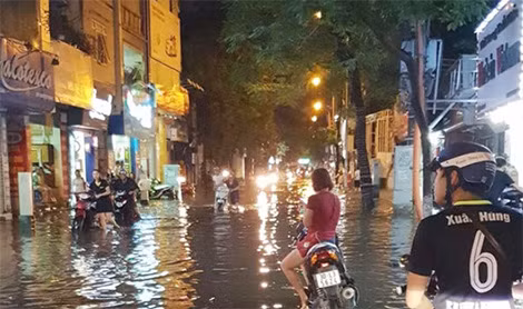 Một điểm ngập nước sau cơn mưa chiều 26-9 tại Hà Nội.