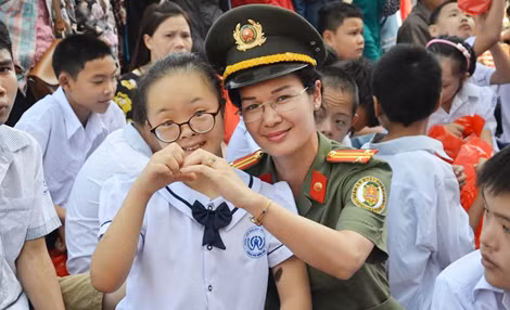 Trung tá Nguyễn Thị Bình Phương cùng các em nhỏ bị khuyết tật trong chuyến công tác từ thiện.