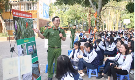 Trung úy Trần Trung Hiếu, giảng viên Khoa CSPCTPVMT đang giúp các em học sinh phân biệt các loại ma túy.