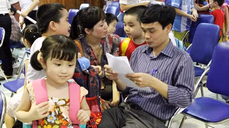 Phụ huynh vào tận phòng thi đón con sau một ngày căng thẳng ứng thí để vào lớp 1 ở Trường tiểu học Nguyễn Siêu, Hà Nội.