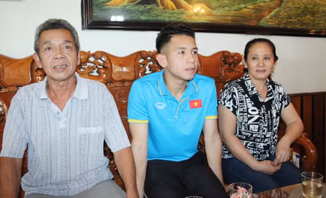 Tuyển thủ Hồng Duy cùng bố mẹ tại nhà riêng ở thị trấn Chơn Thành, huyện Chơn Thành, tỉnh Bình Phước. Tuyển thủ Hồng Duy cùng bố mẹ tại nhà riêng ở thị trấn Chơn Thành, huyện Chơn Thành, tỉnh Bình Phước.