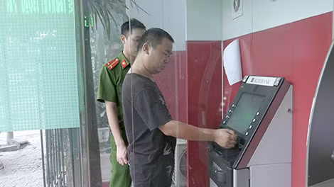 Đối tượng Tằng Cẩm Bằng đang thực hiện hành vi rút tiền.