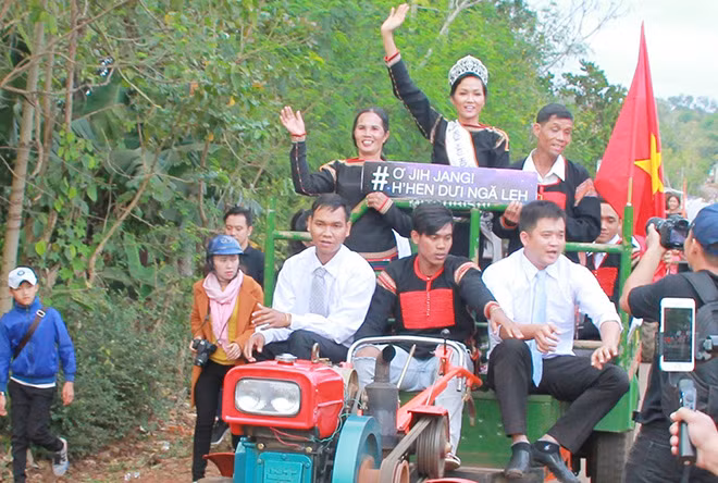 Hình ảnh về làng gần gũi thân thuộc của Hoa hậu tóc ngắn một lần nữa ghi điểm trong mắt người hâm mộ.