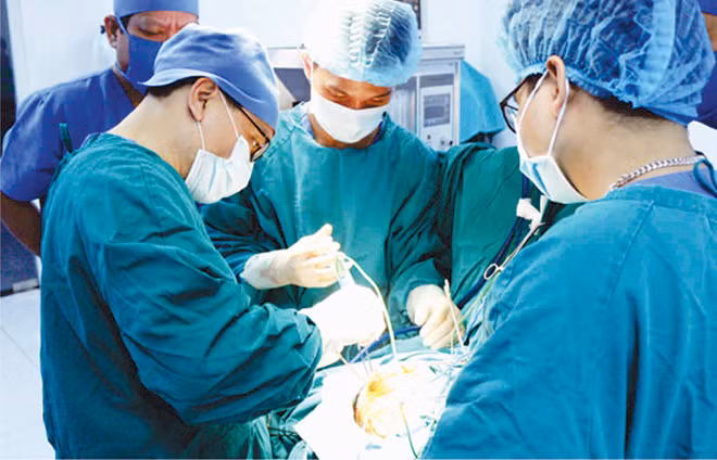 Ca phẫu thuật sọ não ở Bệnh viện Việt Đức.