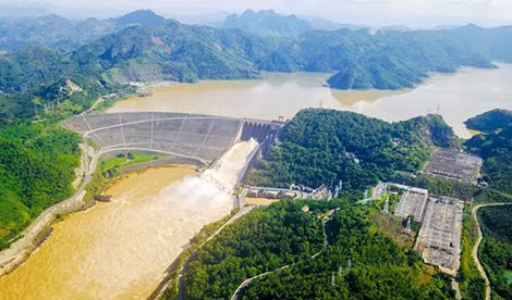Thủy điện Hòa Bình đảm nhận vai trò chính trong việc điều chỉnh tần số và điện áp của hệ thống điện Quốc gia.