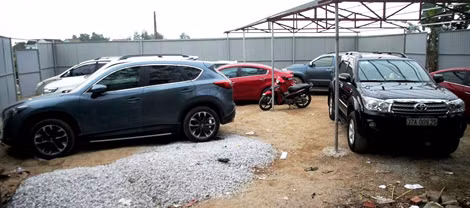 Xe ô tô thu giữ của các con bạc.