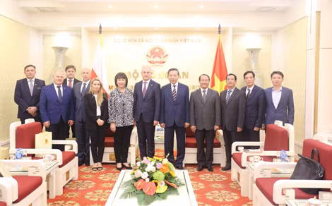 Bộ trưởng Tô Lâm, ngài Grzegorz Napieralski và các đại biểu. Bộ trưởng Tô Lâm, ngài Grzegorz Napieralski và các đại biểu.