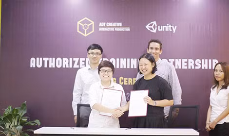 Mai Anh (bên trái) trong lễ ký kết thỏa thuận hợp tác đào tạo Quốc tế ADT - Unity.
