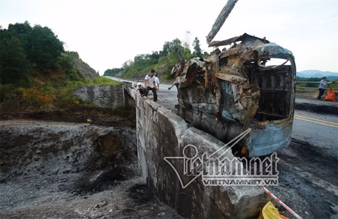 Phần đầu xe bồn chở xăng được cẩu lên đường