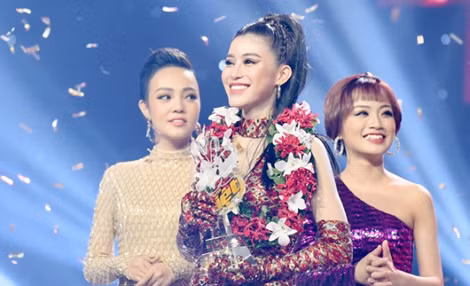 Nhiều ý kiến trái chiều về việc Ngọc Ánh đăng quang ngôi vị cao nhất của chương trình "Giọng hát Việt" mùa thứ 5.
