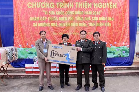 Bệnh viện 198 tặng quà cho lãnh đạo UBND x ã Mường Nhà Bệnh viện 198 tặng quà cho lãnh đạo UBND x ã Mường Nhà