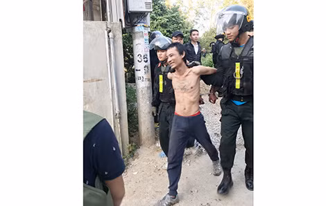 Đối tượng bị khống chế.