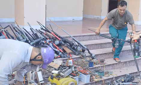Số vũ khí, vật liệu nổ đang được tiến hành tiêu hủy ở Công an huyện Nghi Xuân, Hà Tĩnh. Số vũ khí, vật liệu nổ đang được tiến hành tiêu hủy ở Công an huyện Nghi Xuân, Hà Tĩnh.