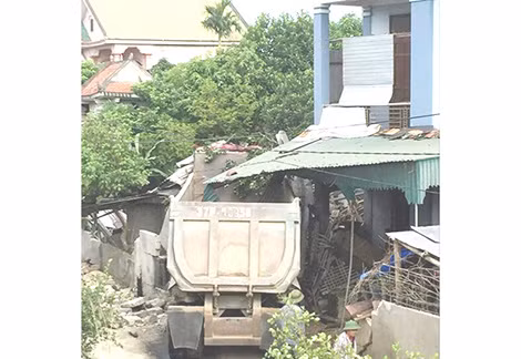 Hiện trường ngôi nhà bị sập.