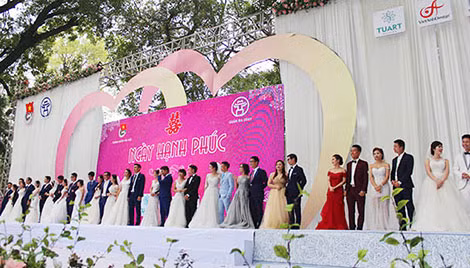 Đám cưới tập thể theo nếp sống mới ngày càng được nhân rộng. Đám cưới tập thể theo nếp sống mới ngày càng được nhân rộng.