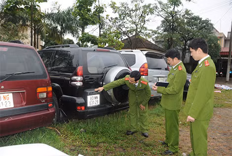 Phòng Cảnh sát kinh tế Công an tỉnh Phú Thọ kiểm tra số xe ôtô biển ngoại giao vi phạm quy định về tạm nhập tái xuất.