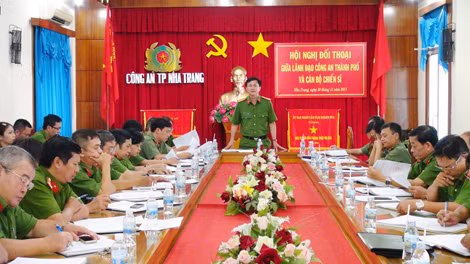 Thượng tá Nguyễn Hồng Kỳ chủ trì Hội nghị Đối thoại giữa lãnh đạo công an Thành phố với cán bộ – chiến sĩ. Thượng tá Nguyễn Hồng Kỳ chủ trì Hội nghị Đối thoại giữa lãnh đạo công an Thành phố với cán bộ – chiến sĩ.