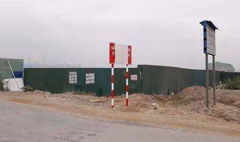 Biển cấm xe khách qua phà Gót bất ngờ bị phủ bạt.