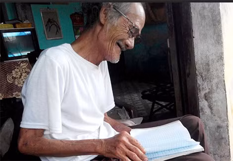 Nhà thơ Trần Vàng Sao đọc thơ chép trong sổ tay.