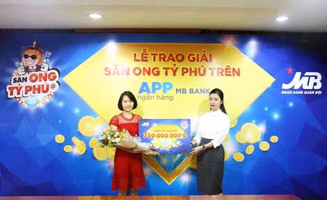 Khách hàng trúng thưởng App ngân hàng “săn ong tỷ phú”. Khách hàng trúng thưởng App ngân hàng “săn ong tỷ phú”.