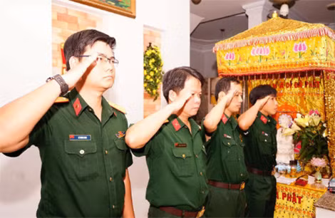 Những người đồng đội trẻ chào tiễn biệt Anh hùng lực lượng vũ trang nhân dân Nguyễn Văn Thương