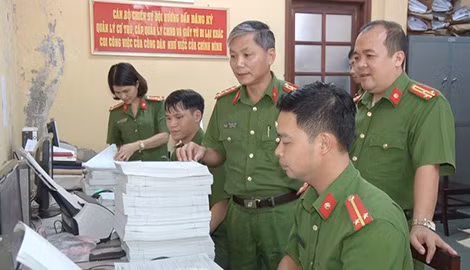 Đại tá Kiều Hữu Tuyển – Phó Giám đốc Công an tỉnh chỉ đạo lực lượng Cảnh sát QLHC về TTXH, Công an tỉnh phối hợp với Cục Cảnh sát QLHC về TTXH, Bộ Công an thực hiện việc quét phiếu thu thập thông tin dân cư. Đại tá Kiều Hữu Tuyển – Phó Giám đốc Công an tỉnh chỉ đạo lực lượng Cảnh sát QLHC về TTXH, Công an tỉnh phối hợp với Cục Cảnh sát QLHC về TTXH, Bộ Công an thực hiện việc quét phiếu thu thập thông tin dân cư.