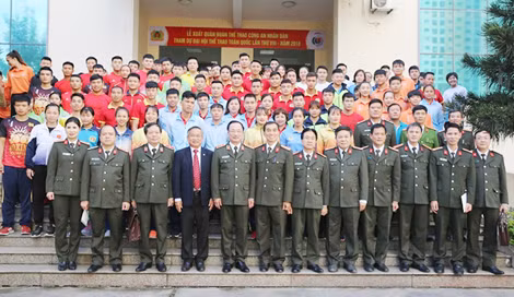 Thứ trưởng Nguyễn Văn Thành chụp ảnh lưu niệm cùng các đại biểu và các HLV, VĐV Đoàn Thể thao CAND. Thứ trưởng Nguyễn Văn Thành chụp ảnh lưu niệm cùng các đại biểu và các HLV, VĐV Đoàn Thể thao CAND.