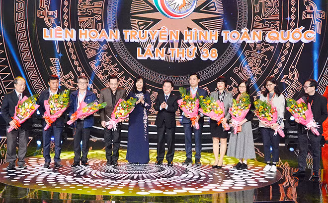Ban tổ chức tặng hoa cho đại diện Ban giám khảo.