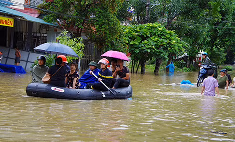 Công an tỉnh Hà Giang dùng xuồng, thuyền đưa người dân vùng lũ di dời tới nơi an toàn.