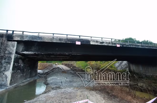 Toàn bộ gầm cầu ám màu đen kịt sau vụ tai nạn