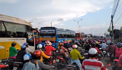 Phương tiện giao thông bị ùn ứ kéo dài trên đường sau vụ tai nạn. Phương tiện giao thông bị ùn ứ kéo dài trên đường sau vụ tai nạn.