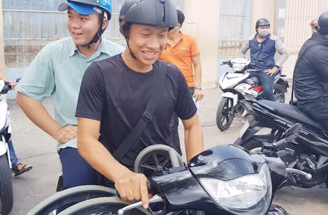 Thí sinh Nguyễn Thiện Nhân được người thân chở đến điểm thi.