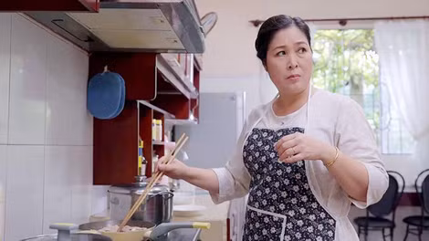 Nghệ sĩ Hồng Vân vai bà Mai trong “Gạo nếp gạp tẻ”. Nghệ sĩ Hồng Vân vai bà Mai trong “Gạo nếp gạp tẻ”.