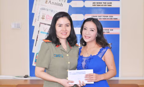 Đại diện Báo CAND thay mặt Công ty TNHH Sản xuất Duy Lợi trao tặng 50 triệu đồng cho chương trình “Giai điệu trái tim”.