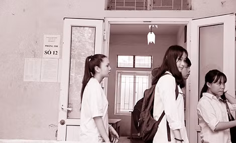 Học sinh thi vào lớp 10 ở Hà Nội tại điểm thi trường THPT Việt Đức.