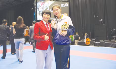 Trung tá Phạm Hồng Hà mừng học trò Trang Cẩm Lành đoạt Huy chương bạc cá nhân tại SEA Games 29. Trung tá Phạm Hồng Hà mừng học trò Trang Cẩm Lành đoạt Huy chương bạc cá nhân tại SEA Games 29.