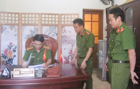 Trung tá Mẫn Văn Hiệp, Trưởng phòng Cảnh sát điều tra tội phạm về ma tuý Công an tỉnh Bắc Ninh cùng các đồng đội nghiên cứu hồ sơ phá án. Trung tá Mẫn Văn Hiệp, Trưởng phòng Cảnh sát điều tra tội phạm về ma tuý Công an tỉnh Bắc Ninh cùng các đồng đội nghiên cứu hồ sơ phá án.