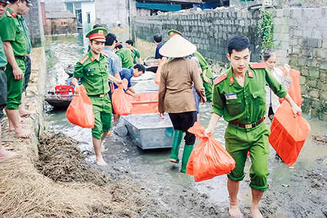 Tuổi trẻ Trường Trung cấp Cảnh sát vũ trang chuyển quà cứu trợ đồng bào bị ngập lụt trên địa bàn huyện Chương Mỹ, Hà Nội.