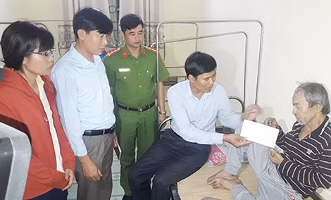 Chính quyền cơ sở và Công an phường Thanh Châu, TP. Phủ Lý trao tặng quà giúp đỡ ông Nguyễn Văn Sử .