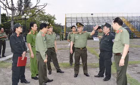 Đại tá Đinh Hoàng Dũng kiểm tra công tác đảm bảo ANTT bảo vệ các hoạt động tại Lễ kỷ niệm và Lễ hội Hoa Lư.