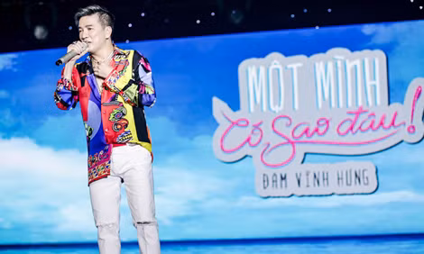 Ca sĩ Đàm Vĩnh Hưng trình diễn tại buổi tiệc sinh nhật.