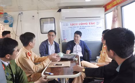 Lãnh đạo Cục CSGT cùng CSGT đường thủy triển khai phương án chống tội phạm trên tuyến đường thủy.